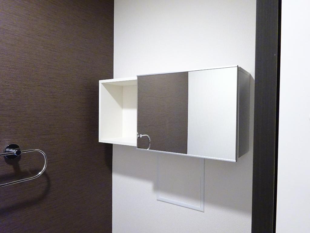 拡大写真:カルムリベラ 2階202のトイレ収納