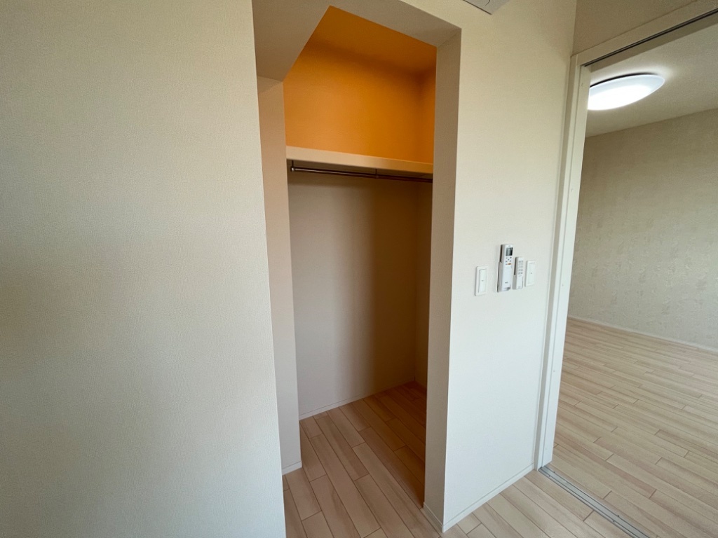 拡大写真:高尾崎 NEW TOWN La・Terre I 2階206の南側洋室クローゼット