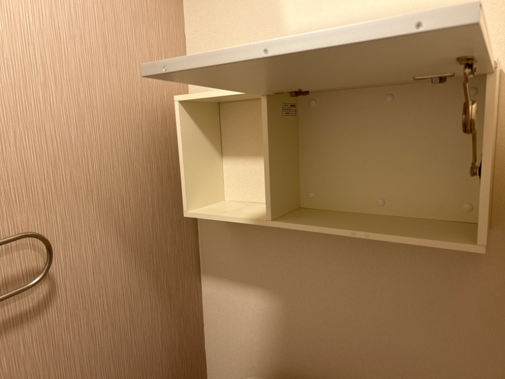 拡大写真:プエンテ 1階102のトイレ上収納