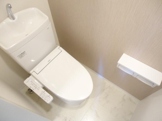 拡大写真:ルミナスハイム羽浦Ⅳ 1階101のシャワー付トイレ