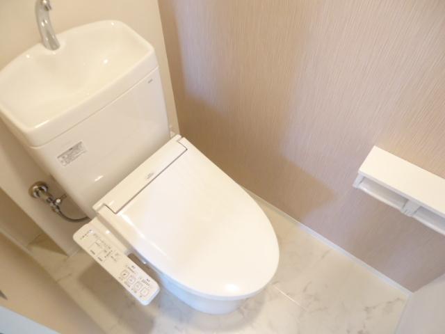 拡大写真:ルミナスハイム羽浦Ⅳ 2階201のシャワー付トイレ