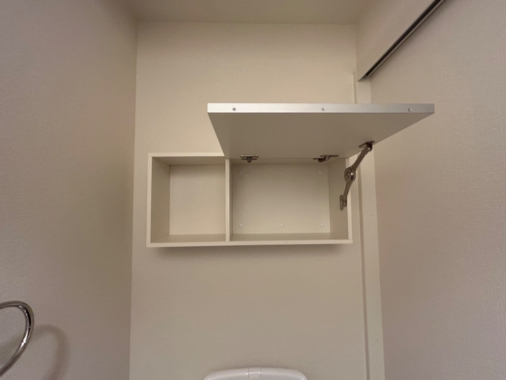 拡大写真:フェアモント千代田 8階801のトイレ上収納