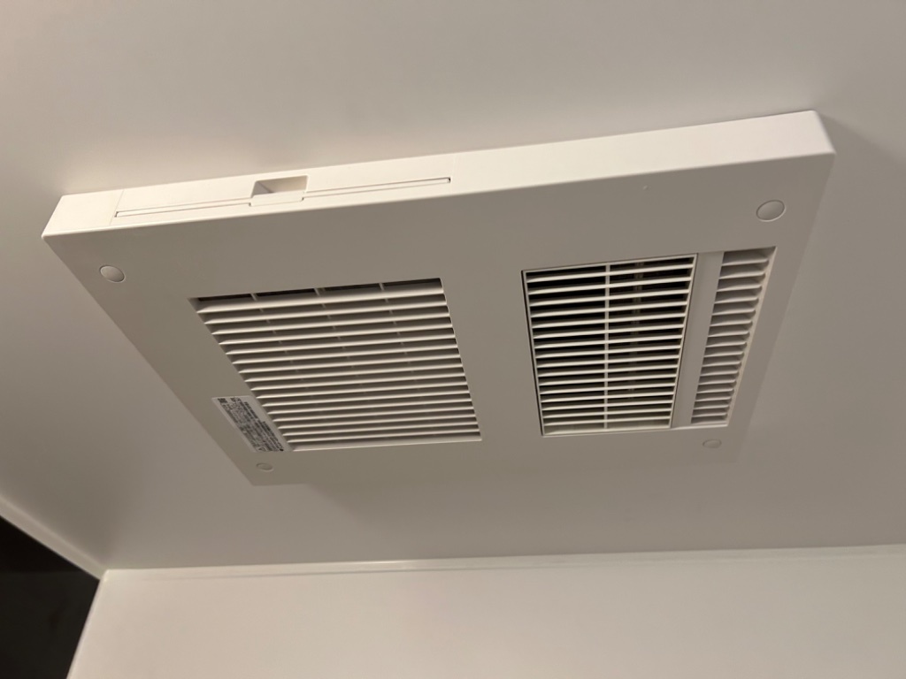 拡大写真:フェアモント千代田 8階801の浴室乾燥機