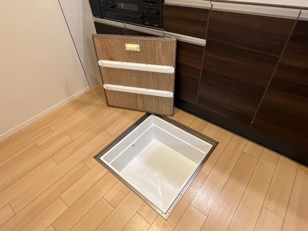 拡大写真:エスポワールミニオンⅢ 1階102の床下収納