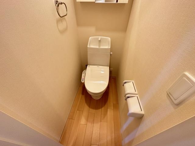 拡大写真:チコカメヤマ 2階201のシャワー付トイレ