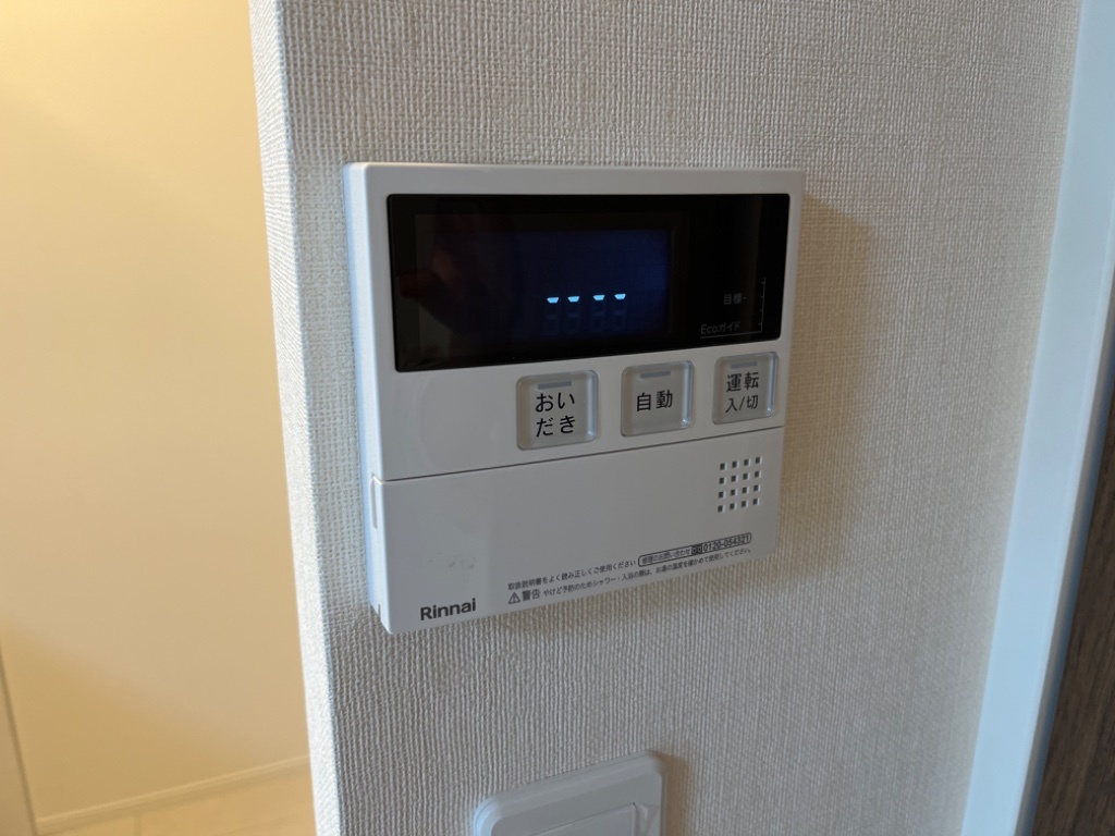 拡大写真：ツバメゾン 2階202の給湯リモコン
