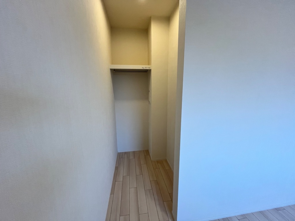 拡大写真:CALM GENTLE II 2階201の寝室ウォークインクローゼット