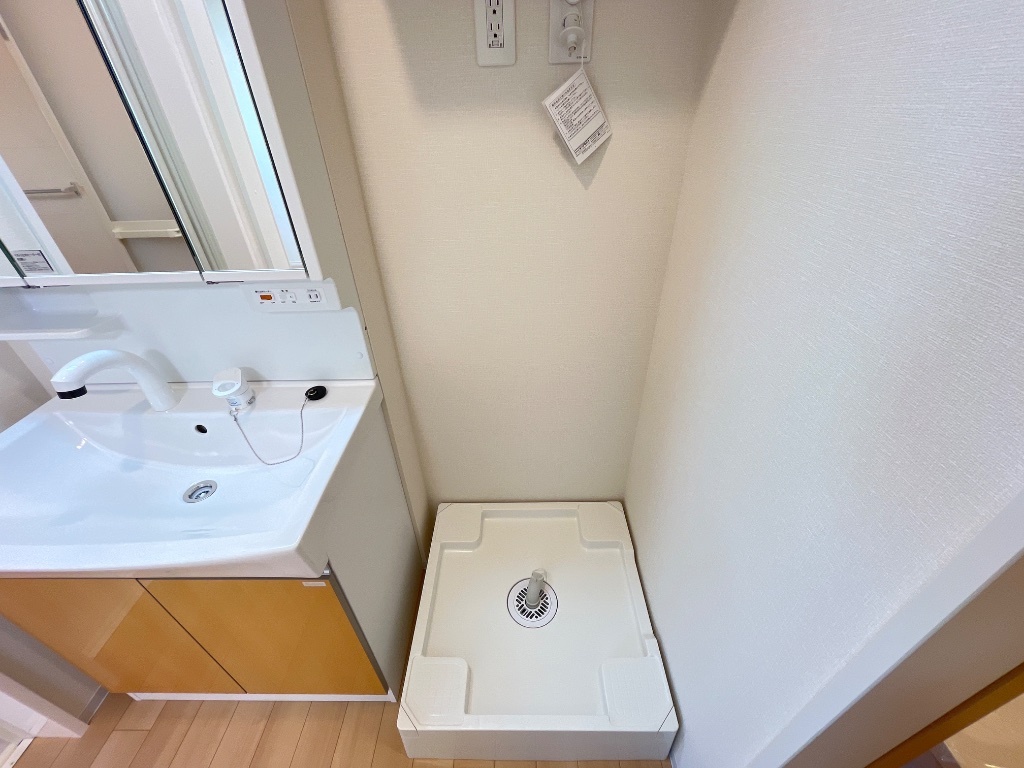拡大写真：メイプル 2階205の洗濯機置場