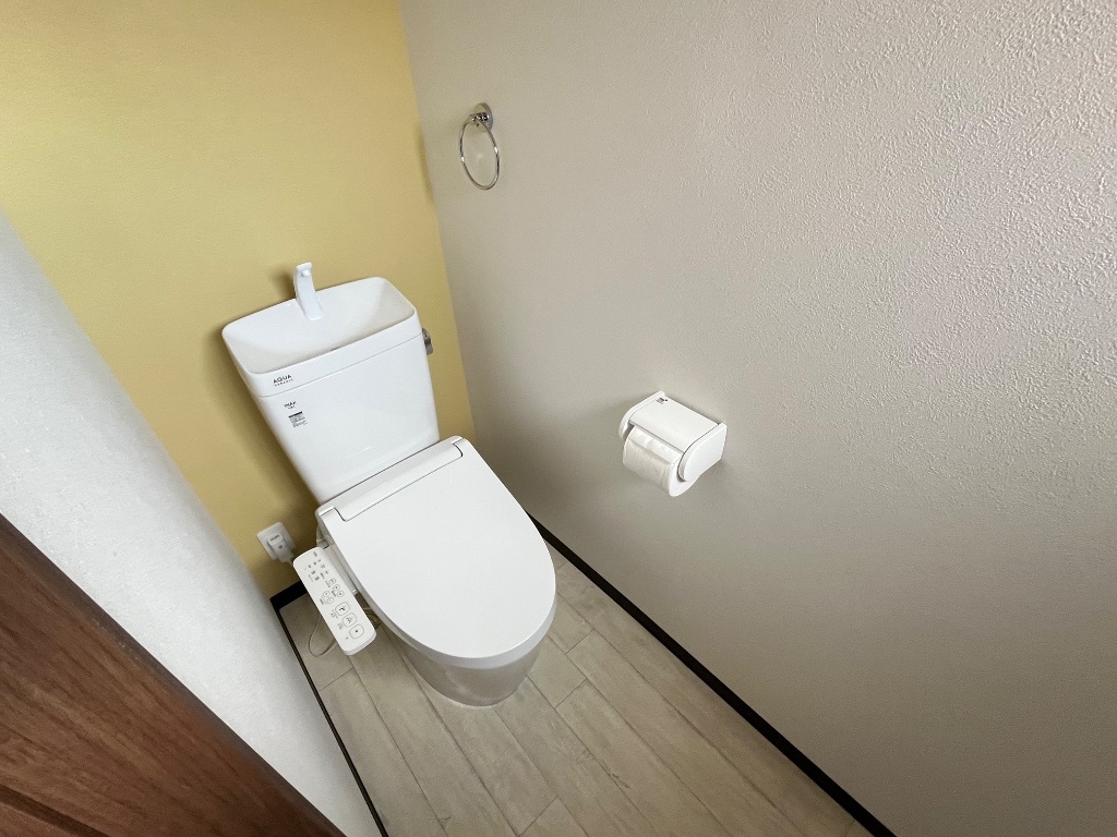 拡大写真:南稲堀戸建て2階 2階1のシャワー付トイレ