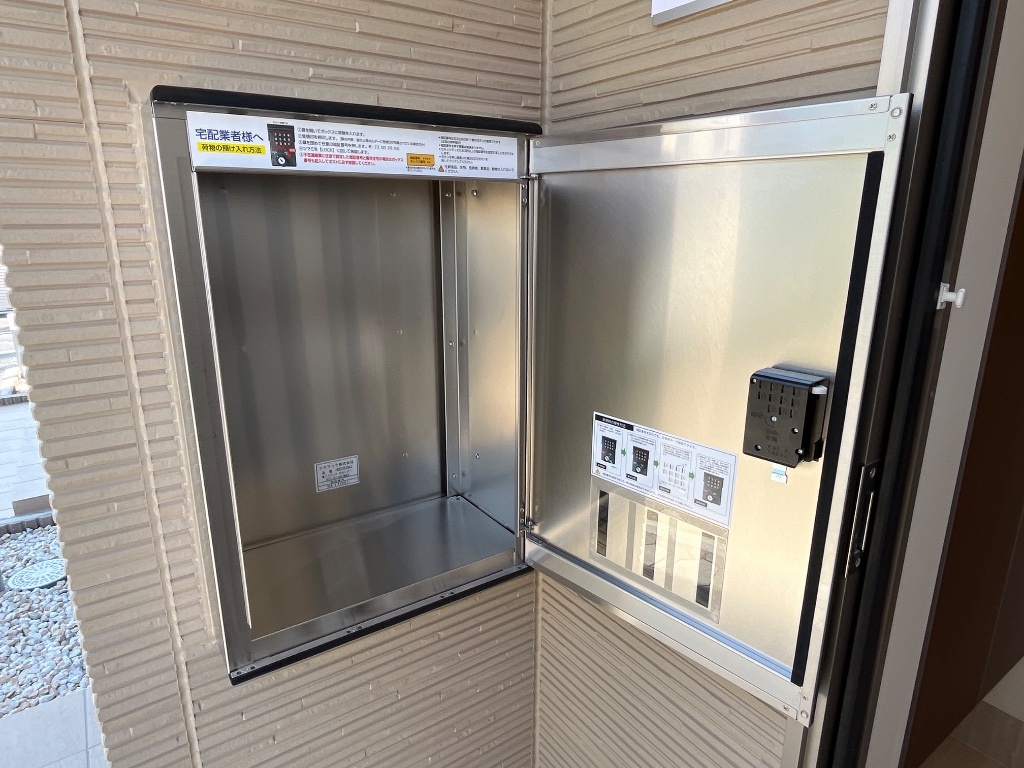 拡大写真:リバティーハイム 2階202の宅配BOX