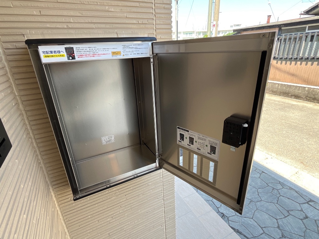 拡大写真:リバティーハイム 2階203の宅配BOX