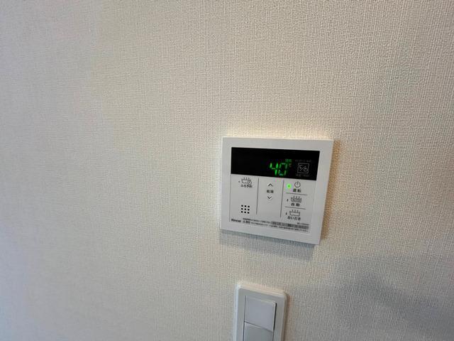 拡大写真:仮)夜臼6丁目新築アパート 2階201の給湯器リモコン(イメージ)