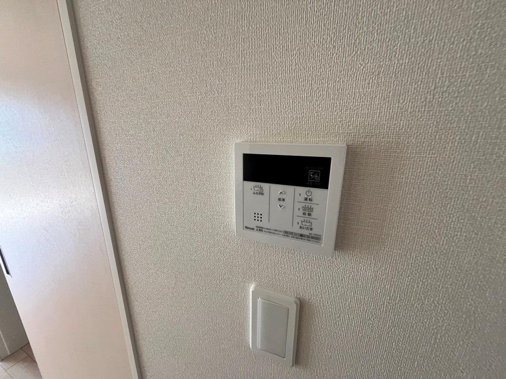 拡大写真:仮)仲原2丁目新築アパート 1階101の給湯器リモコン(イメージ)