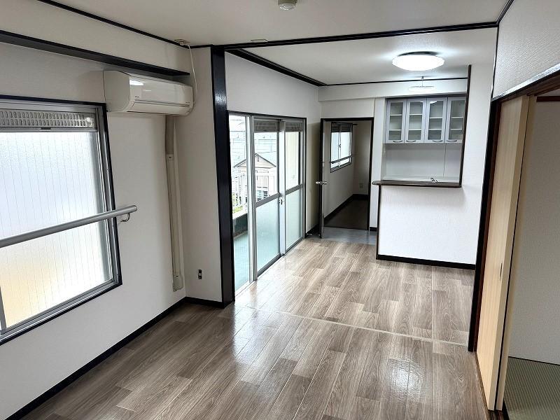 拡大写真:マンションADACHI 4階402のリビング