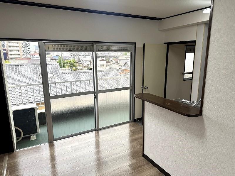 拡大写真:マンションADACHI 4階402のリビング