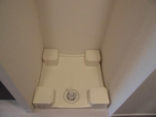 拡大写真：プレサンス大曽根駅前ファースト 14階1403の洗濯機置場