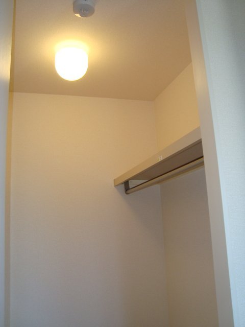 拡大写真:エスポワール浜町 1階102のウォークインクローゼット
