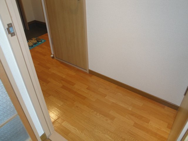拡大写真：サンサープラスⅢ 1階102の廊下