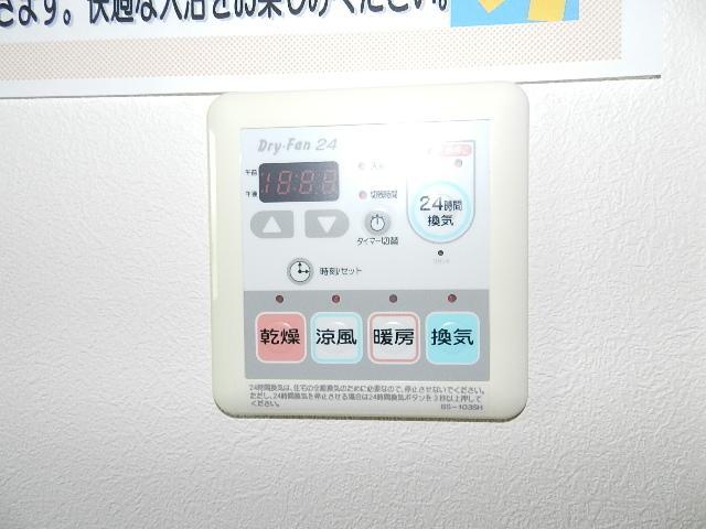 拡大写真：スプリングス 1階102の浴室乾燥機