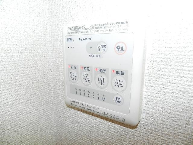 拡大写真:キャトルセゾン 2階203の浴室乾燥機