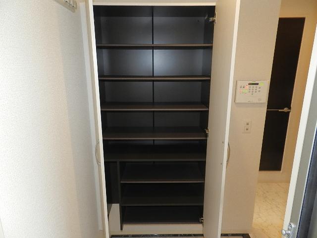 拡大写真:リシェス新山口 3階305の下駄箱