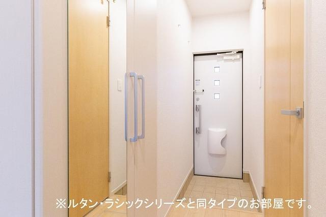 拡大写真:ウナ カーサ シクーラ 2階203の玄関(イメージ)