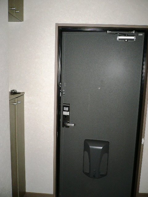 拡大写真：ロイヤルスクエア 1階102の玄関