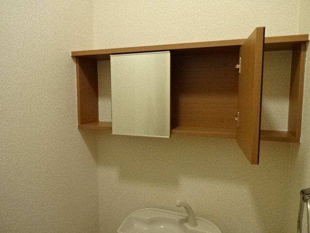 拡大写真:ベル・クオレ 4階405のトイレ収納棚