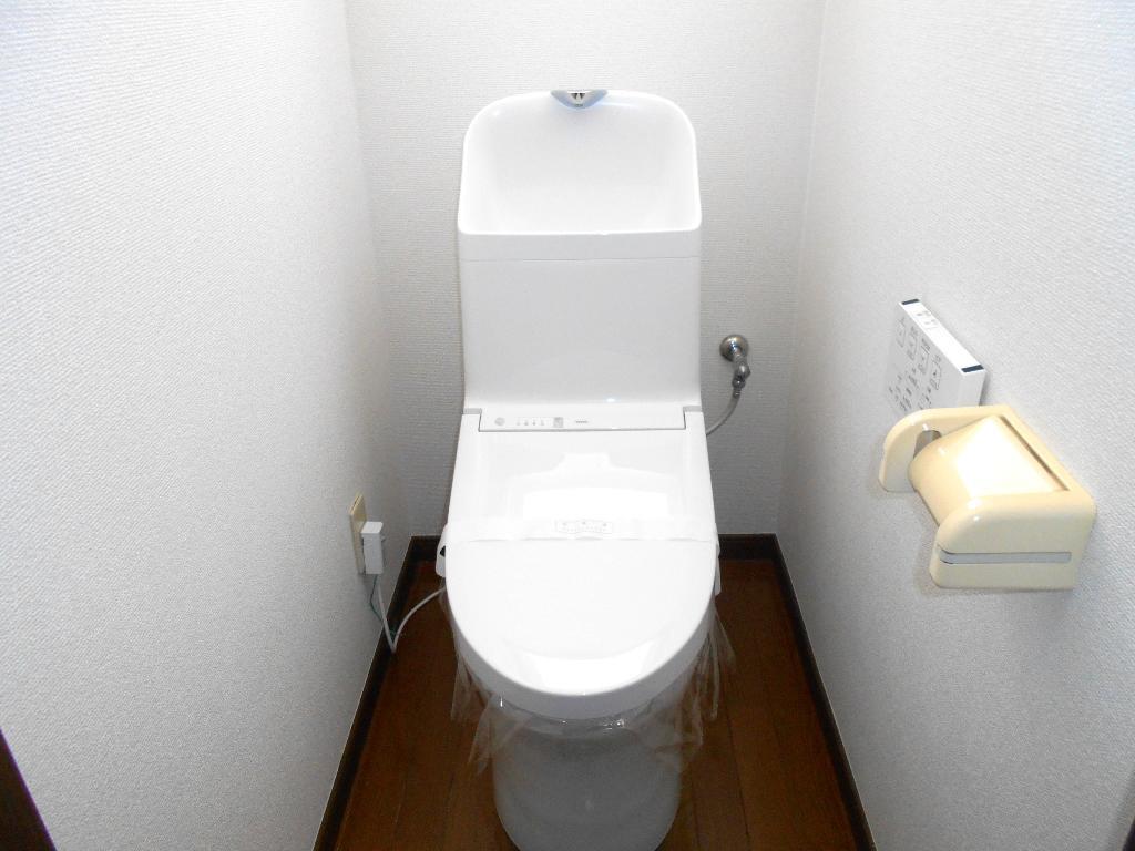 拡大写真:すまいるハイツ 2階202のシャワー付トイレ