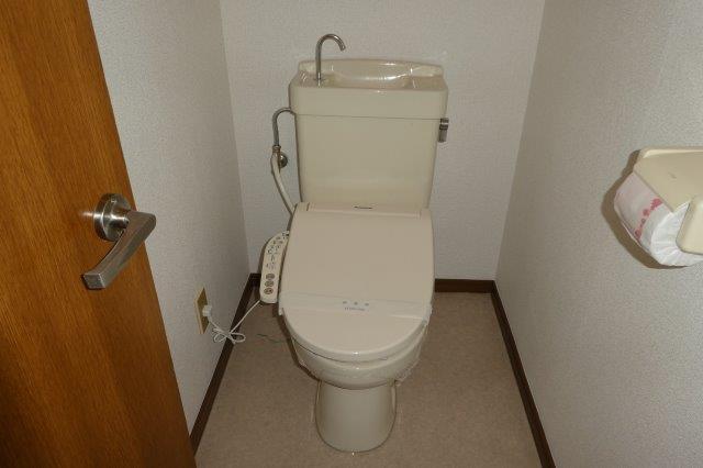 拡大写真:倉敷市笹沖 3階305のシャワー付トイレ
