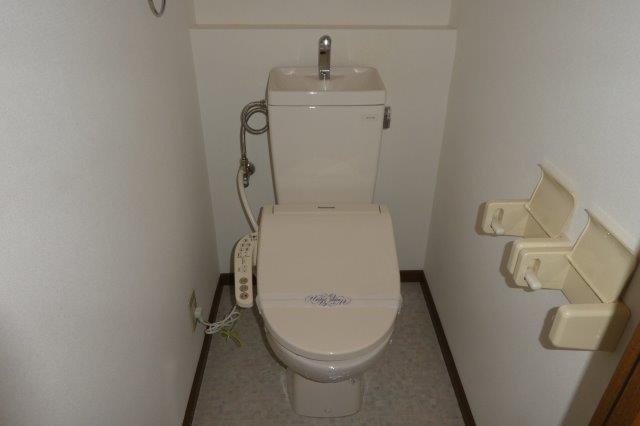 拡大写真:倉敷市田ノ上 2階203のシャワー付トイレ