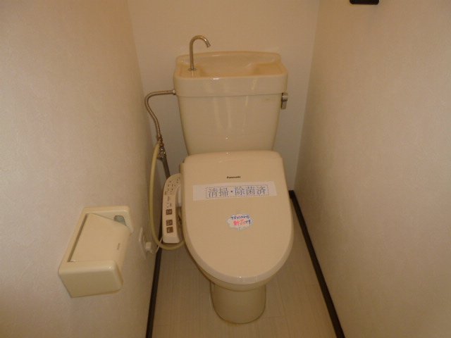拡大写真:倉敷市藤戸町天城 2階202のシャワー付トイレ