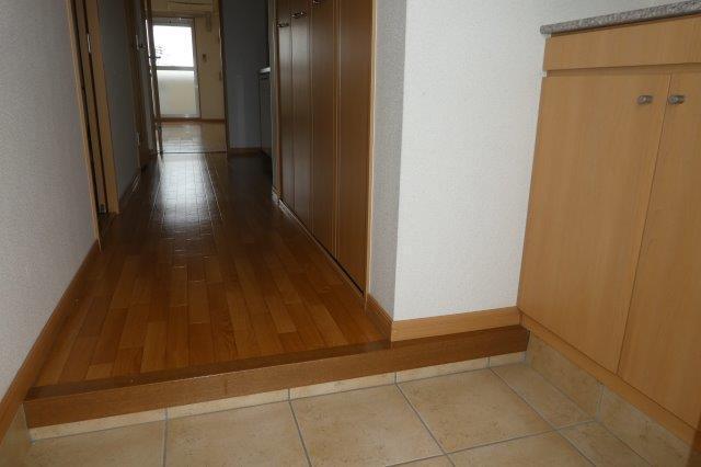 拡大写真:倉敷市八王寺町 3階301の玄関