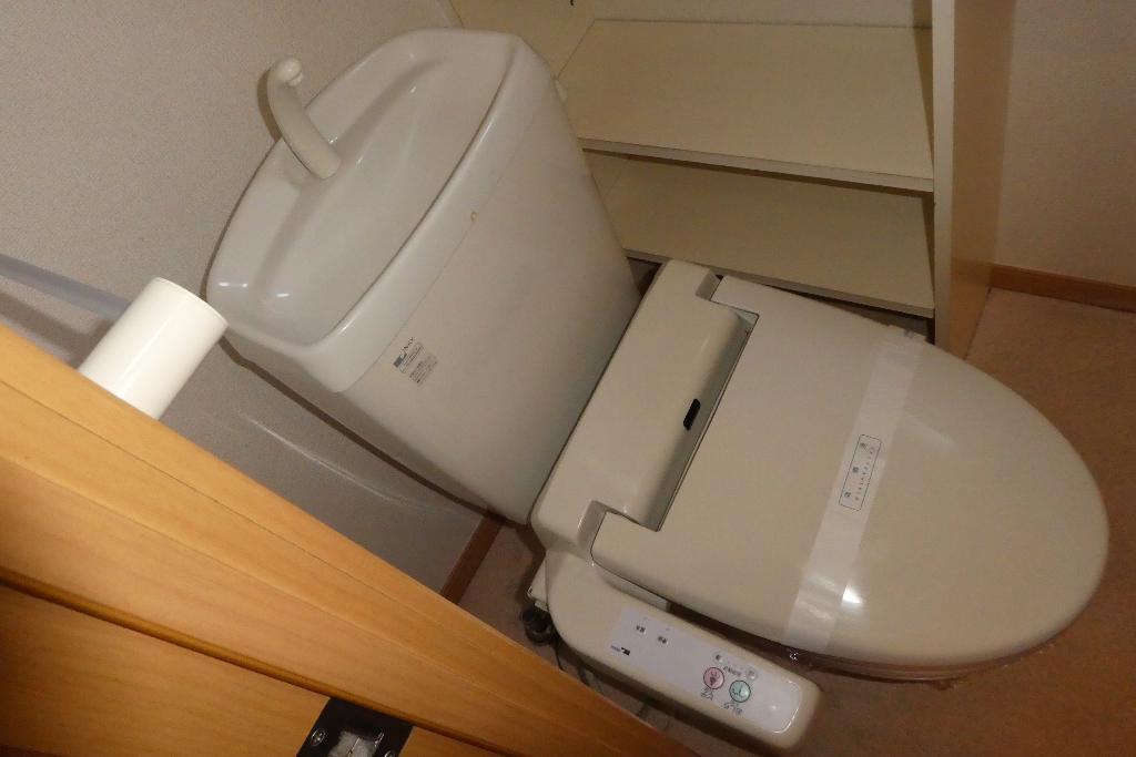拡大写真:倉敷市上東 1階102のシャワー付トイレ