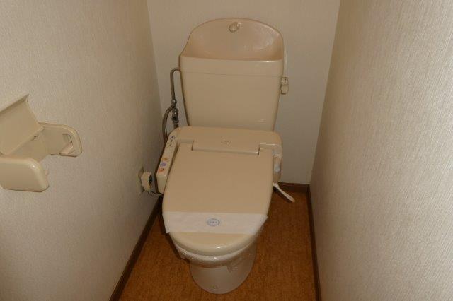 拡大写真:倉敷市水江 1階101のシャワー付トイレ