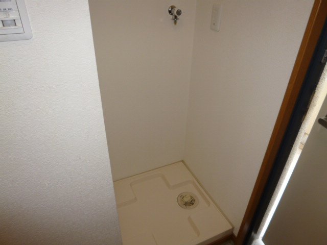 拡大写真:倉敷市日ノ出町1丁目 1階101の洗濯機置場