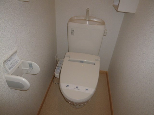 拡大写真:倉敷市酒津 1階101のシャワー付トイレ