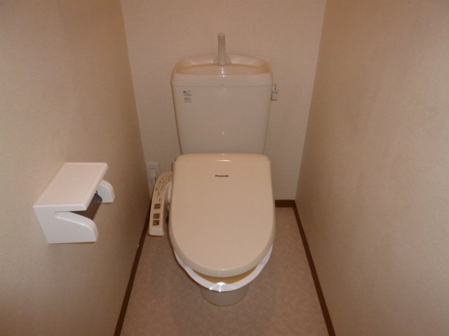 拡大写真:倉敷市大内 1階101のシャワー付トイレ