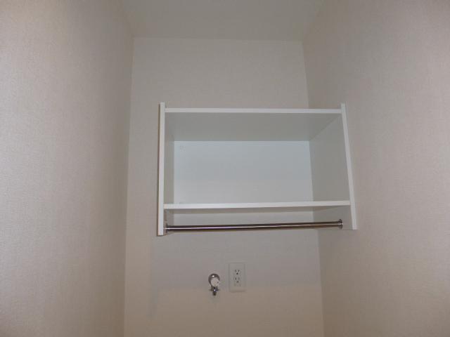拡大写真:倉敷市西中新田 1階105の洗濯機置場 棚