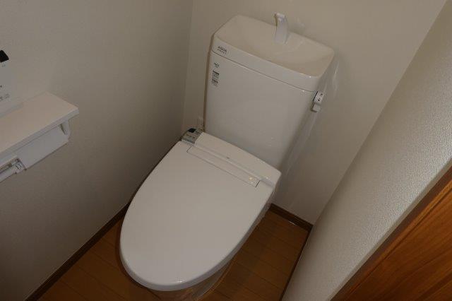 拡大写真:倉敷市水江 2階Bのシャワー付トイレ
