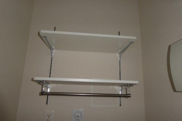 拡大写真:倉敷市茶屋町 2階202の洗濯機上棚