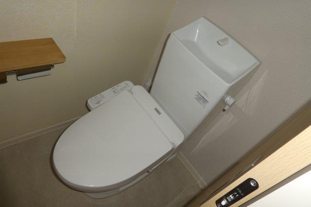 拡大写真:倉敷市茶屋町 2階202のシャワー付トイレ
