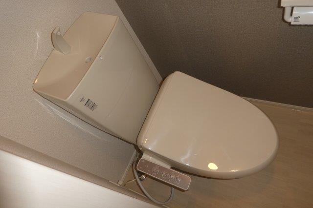 拡大写真:総社市地頭片山 1階101のシャワー付トイレ
