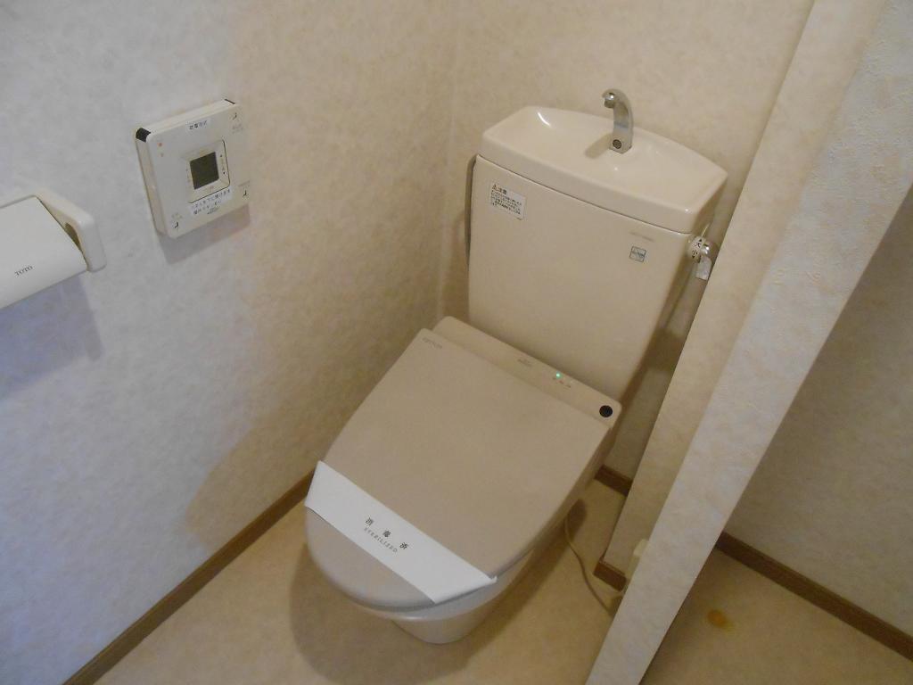 拡大写真:M41 1階106のシャワー付トイレ(無償貸し出し)