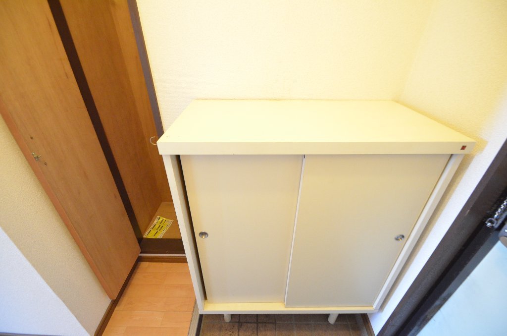 拡大写真：レイクハイツ当知 4階402の下駄箱
