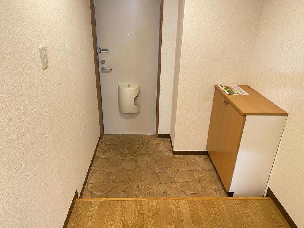 拡大写真:サープラス旭 1階102の玄関