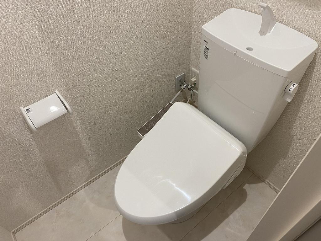 拡大写真:トリシア横町NORTH 2階206のシャワー付トイレ