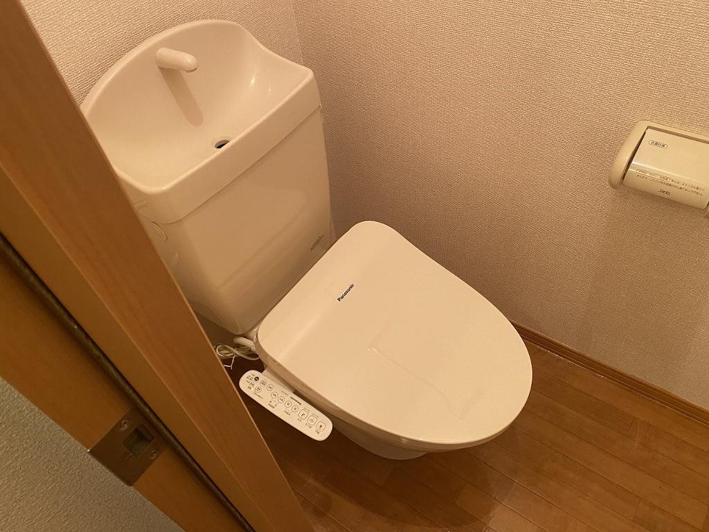 拡大写真:セジュール 1階102のシャワー付トイレ