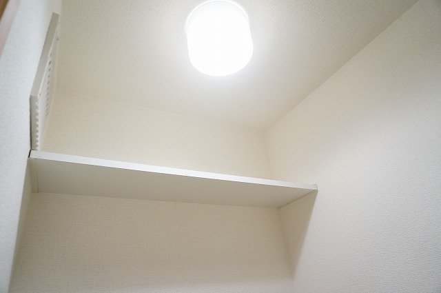 拡大写真:モナリエーレ B 1階105のトイレ棚