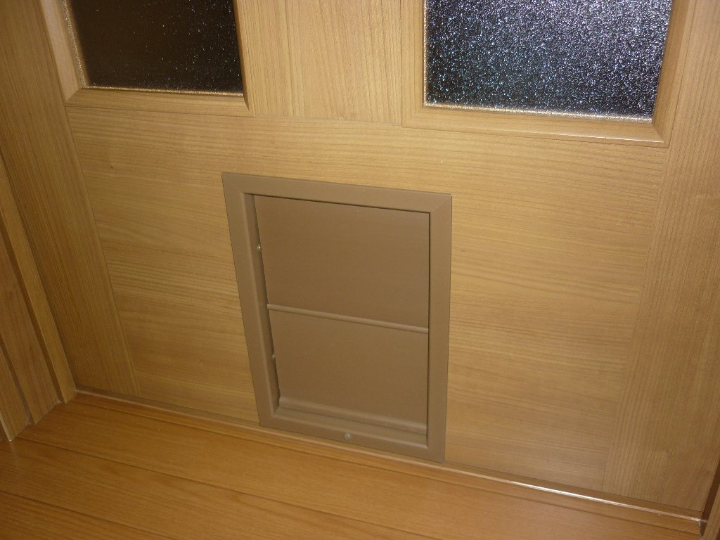 拡大写真:メゾンくわな+わん 1階101のペット扉